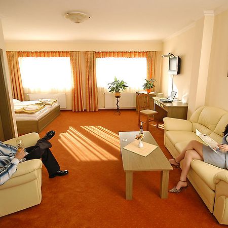 Hotel Bavaria Abda الغرفة الصورة