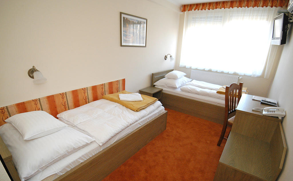 Hotel Bavaria Abda الغرفة الصورة