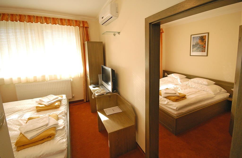 Hotel Bavaria Abda الغرفة الصورة
